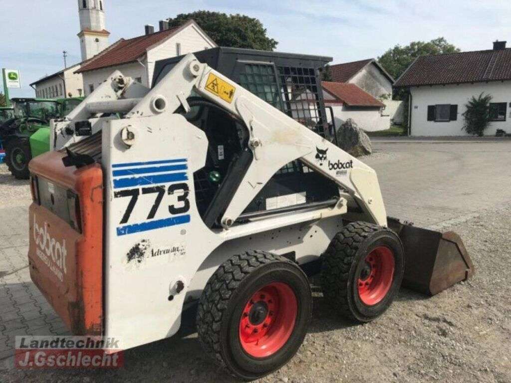 BOBCAT 773 skid steer - Photo 2