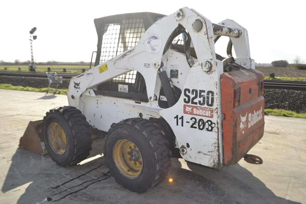 BOBCAT S250 skid steer for sale by auction - Photo 2