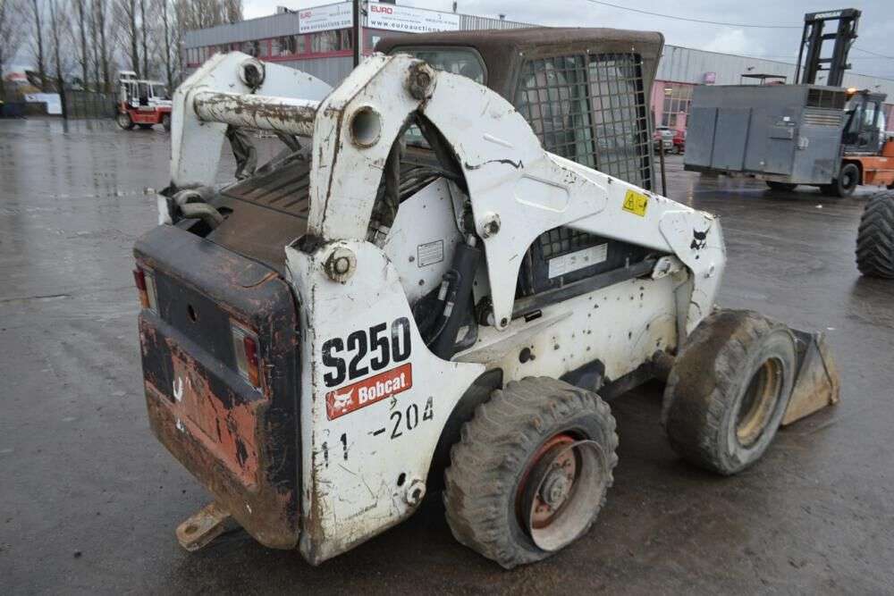 BOBCAT S250 skid steer for sale by auction - Photo 3
