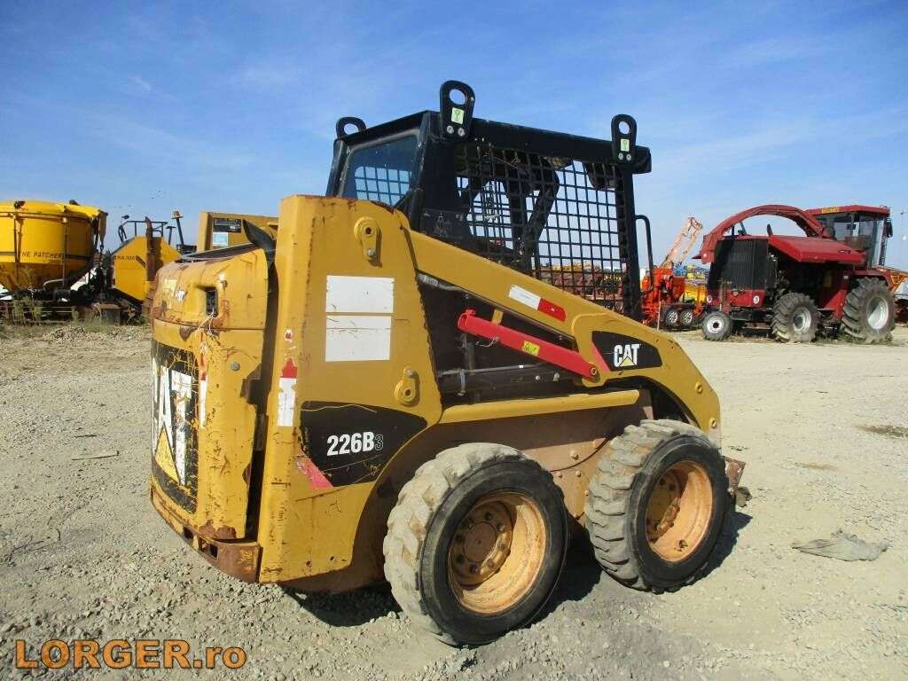 CATERPILLAR 226 B 3 skid steer - Photo 2