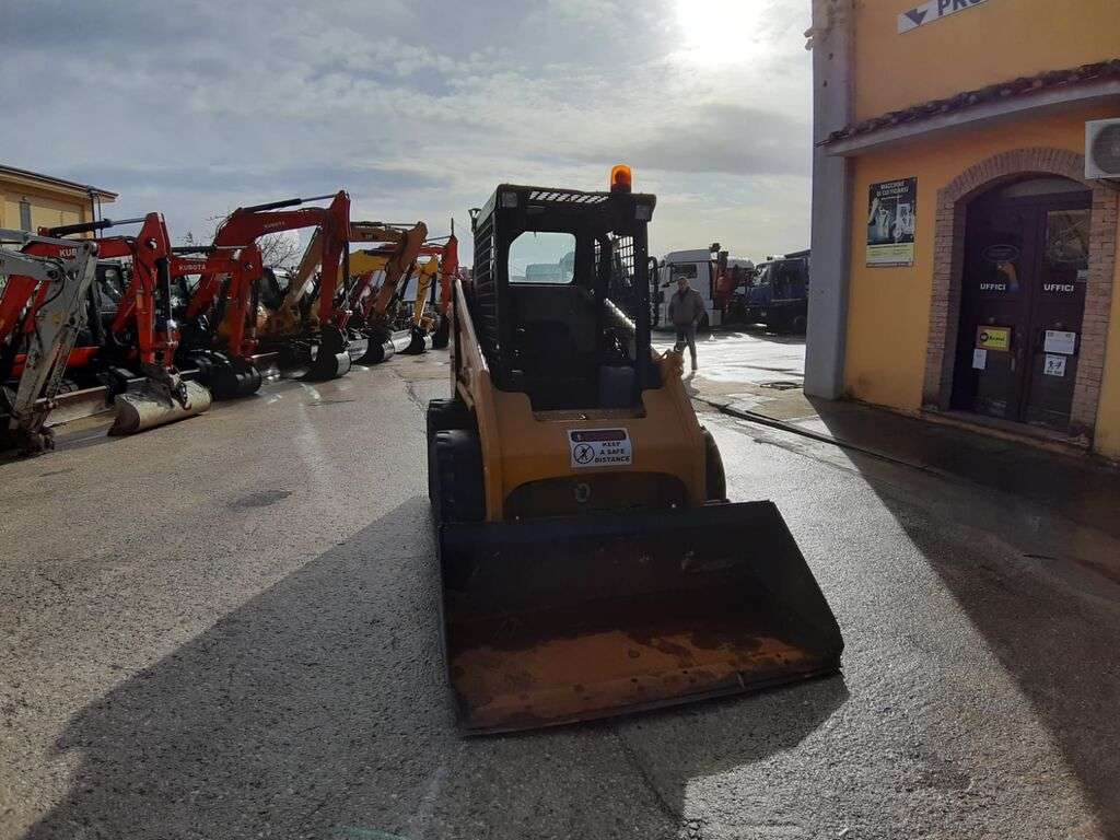 CATERPILLAR 226B3 skid steer - Photo 2